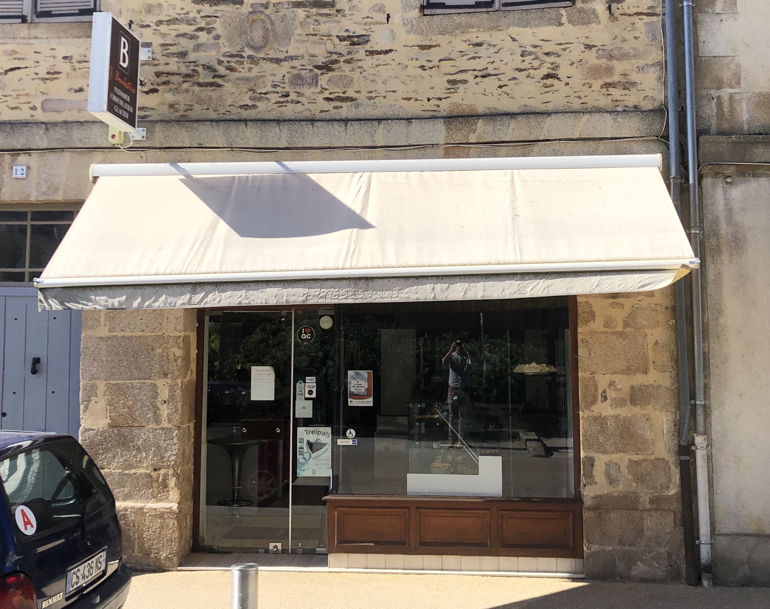 Pâtisserie sur la place de l'église de Aixe sur vienne