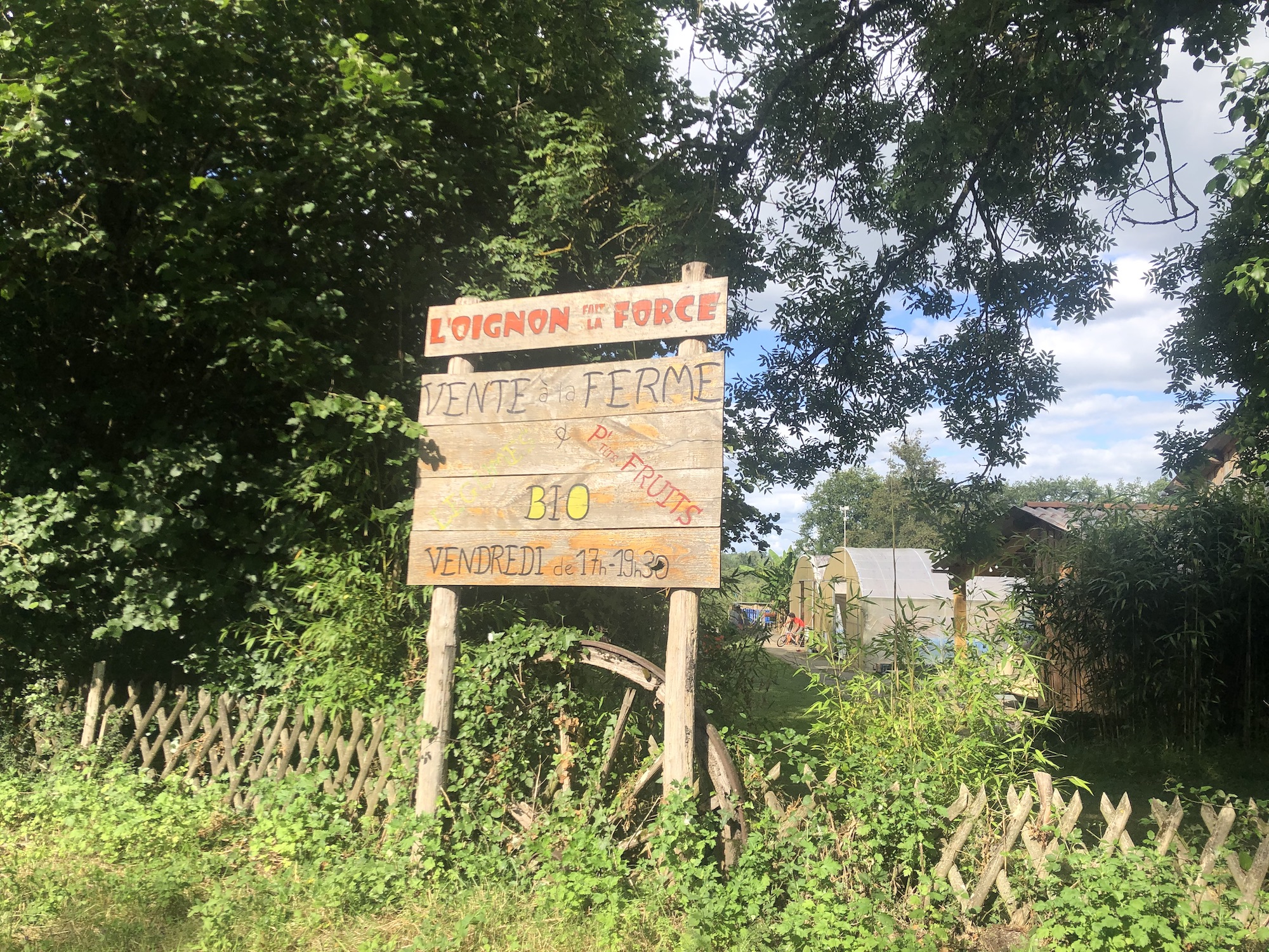 Horaires sur le panneau en bois de la ferme l'oignon fait la force