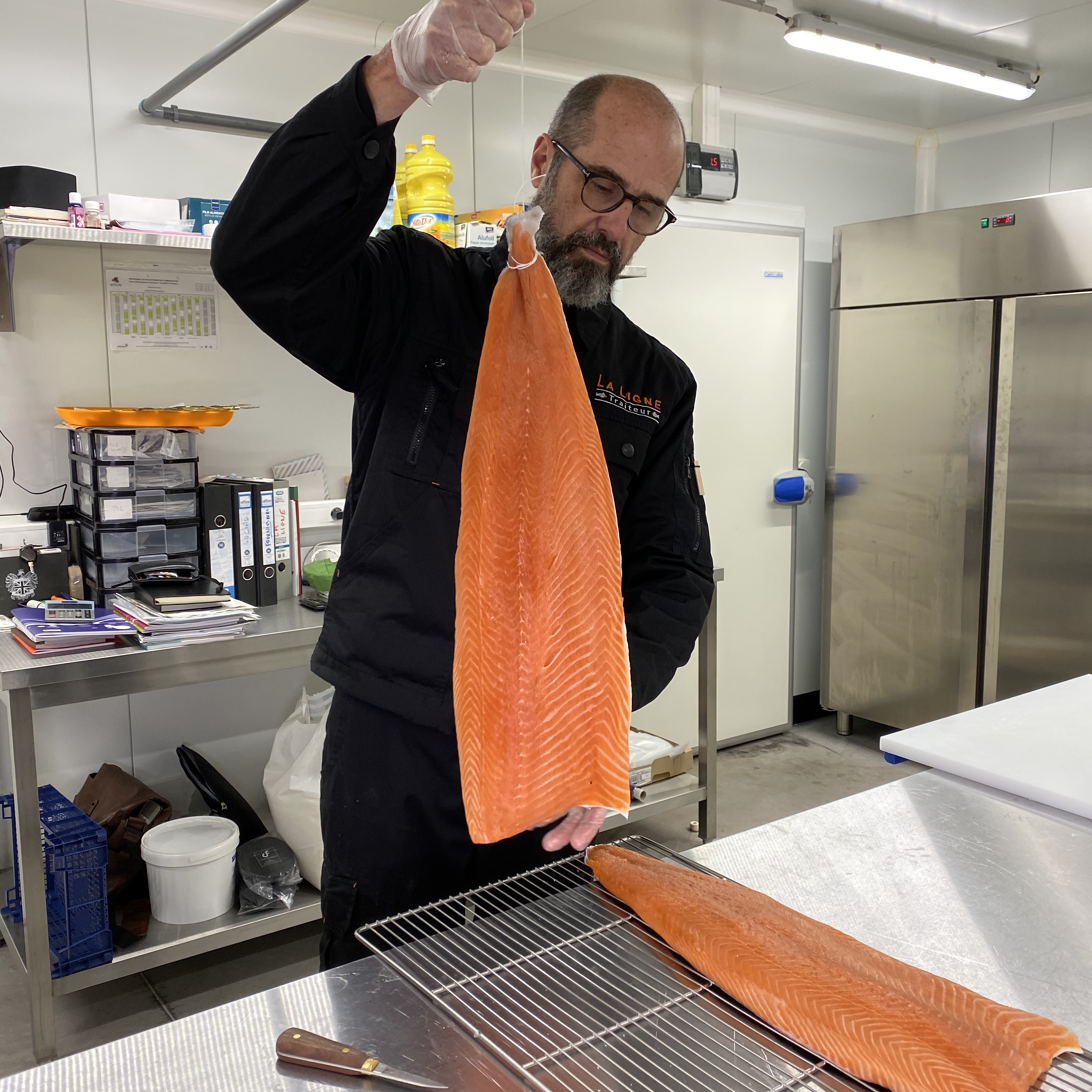 Fumage saumon fumé à la ficelle, La Ligne à Wambrechies