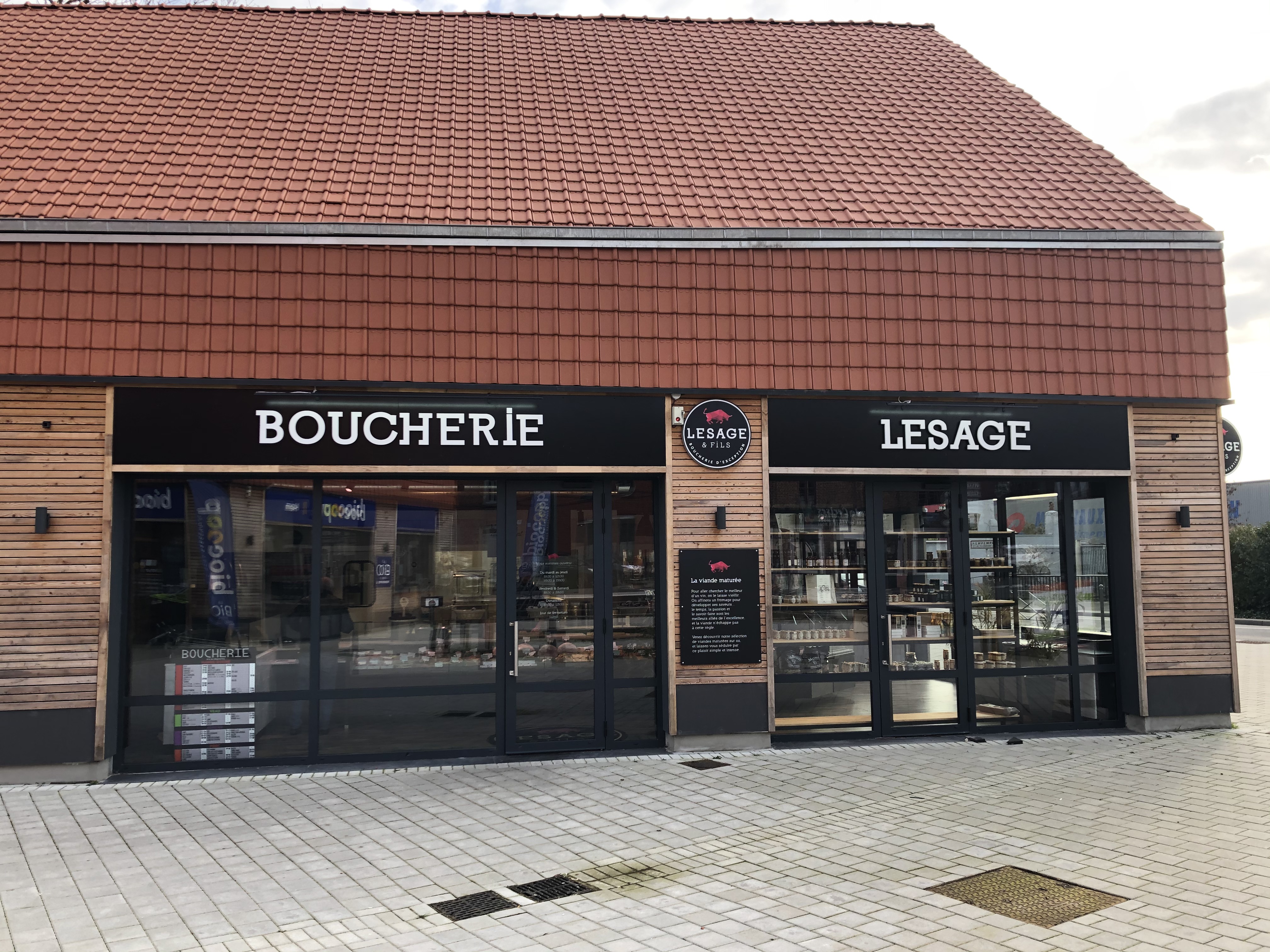 Devanture de la boucherie Lesage et fils de Hem dans le nord