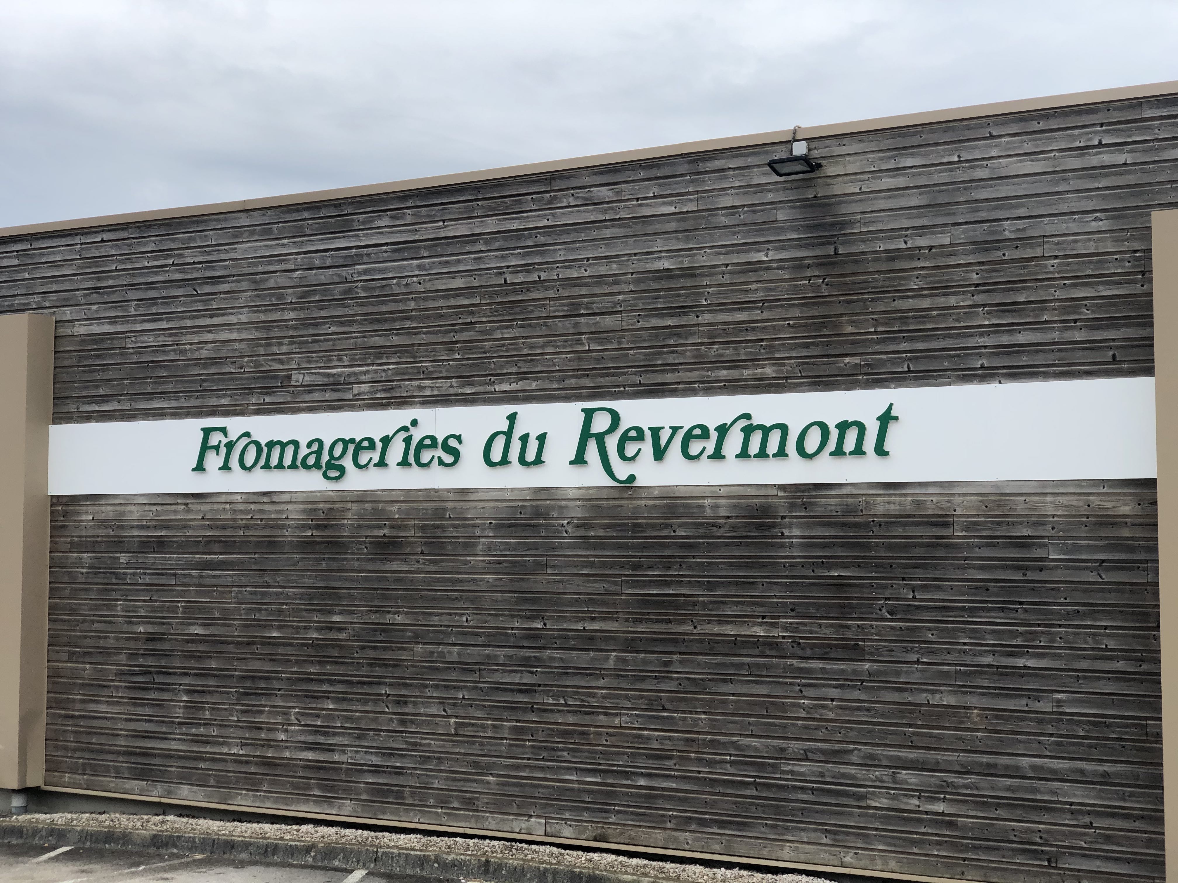Atelier de la fromagerie du Revermont près de Cousance dans le Jura